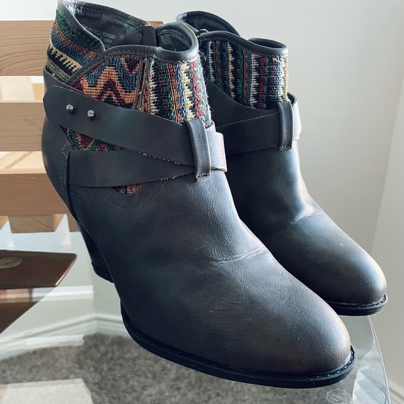 Aztec patterned grey ankle boot - Picture 2 of 9